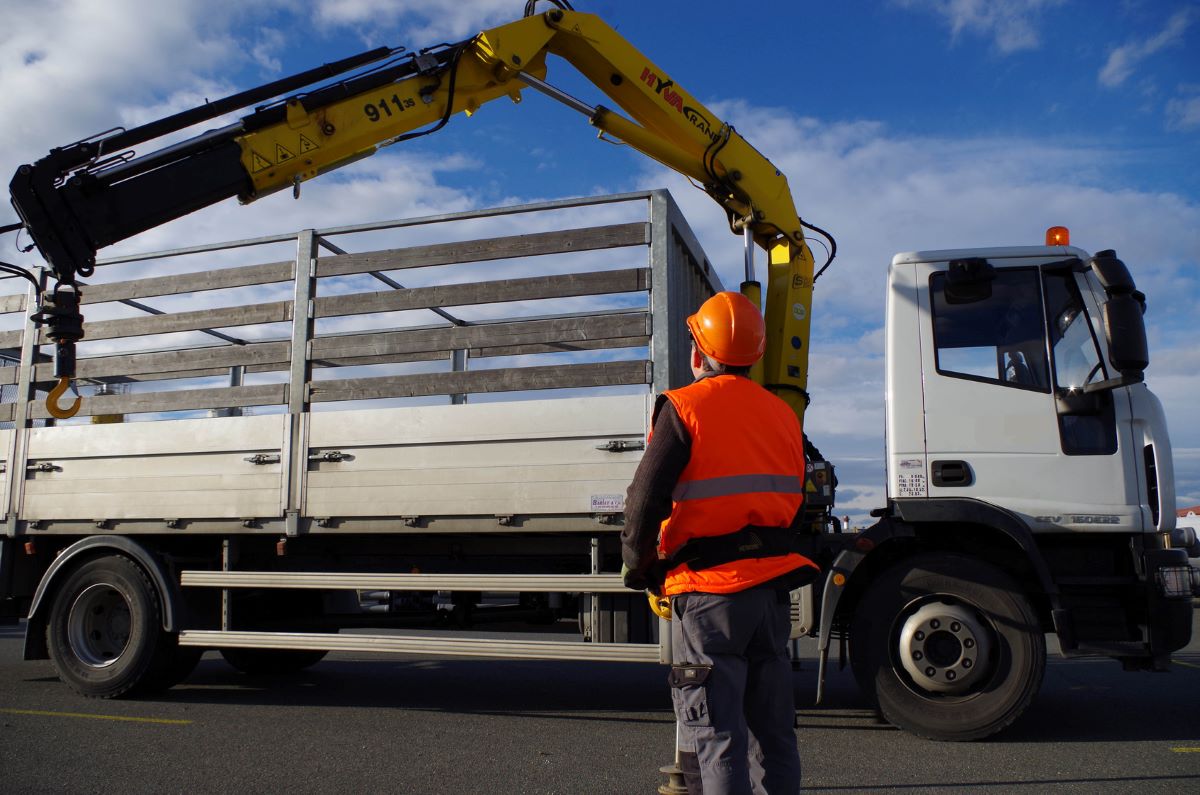 corso gru su autocarro, corso formazione gru autocarro a Bologna, Modena, Ferrara, Emilia-Romagna, Lombardia, formazione sicurezza gru su autocarro