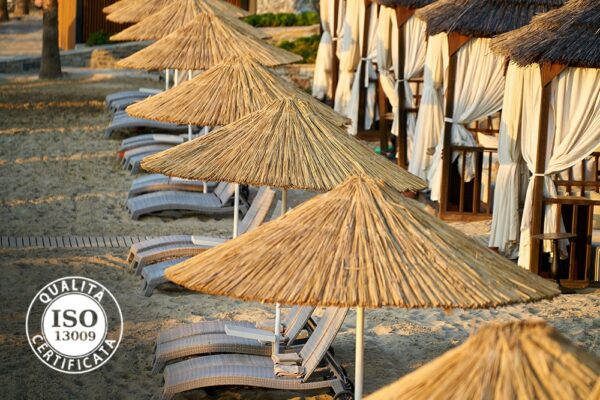Immagine di uno stabilimento balneare con il logo della certificazione ISO 13009