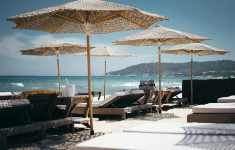 Immagine di una spiaggia che rappresenta i servizi di consulenza UNI 11911 e UNI ISO 13009 per stabilimenti balneari