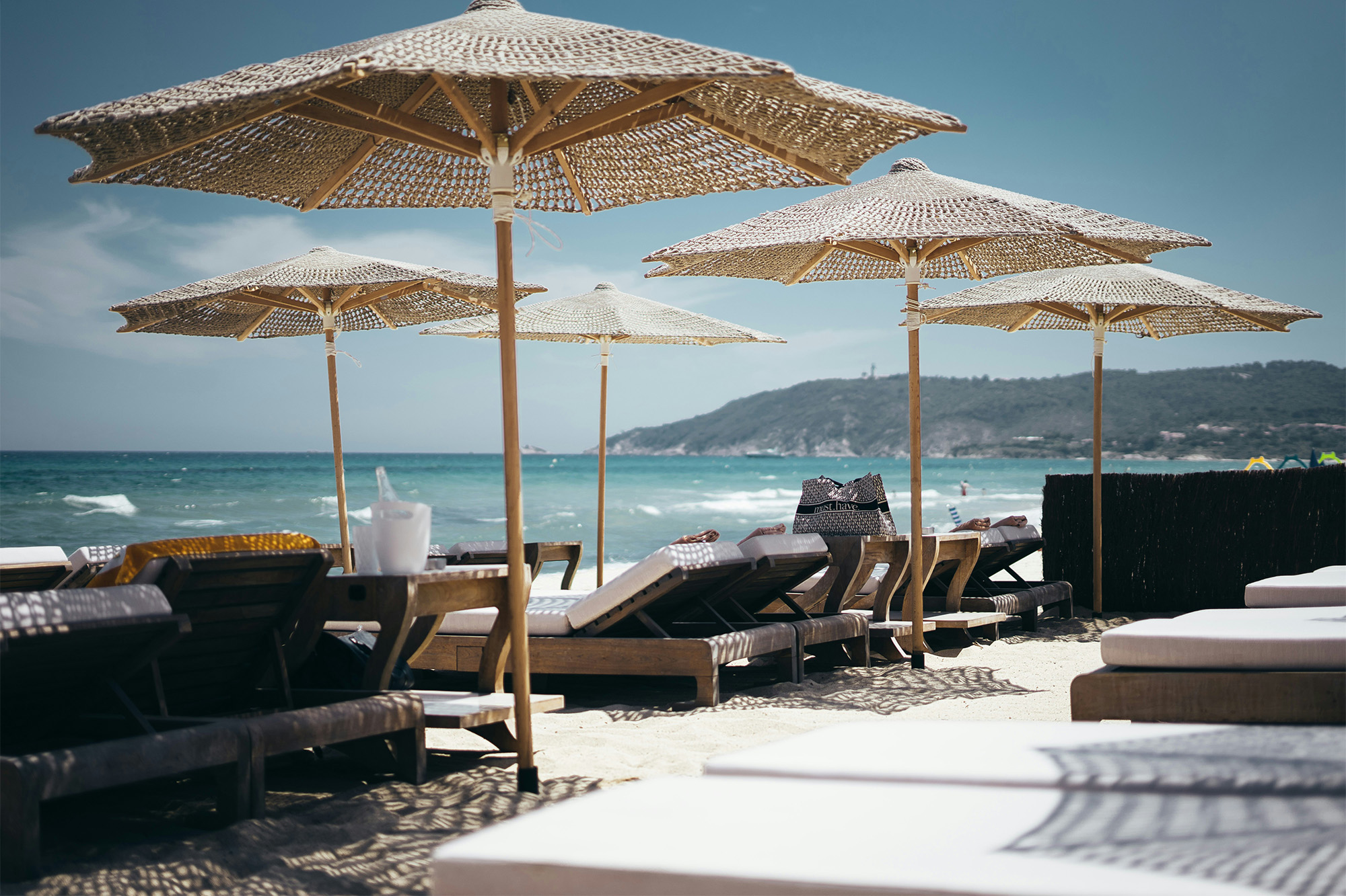 Immagine di una spiaggia che rappresenta i servizi di consulenza UNI 11911 e UNI ISO 13009 per stabilimenti balneari